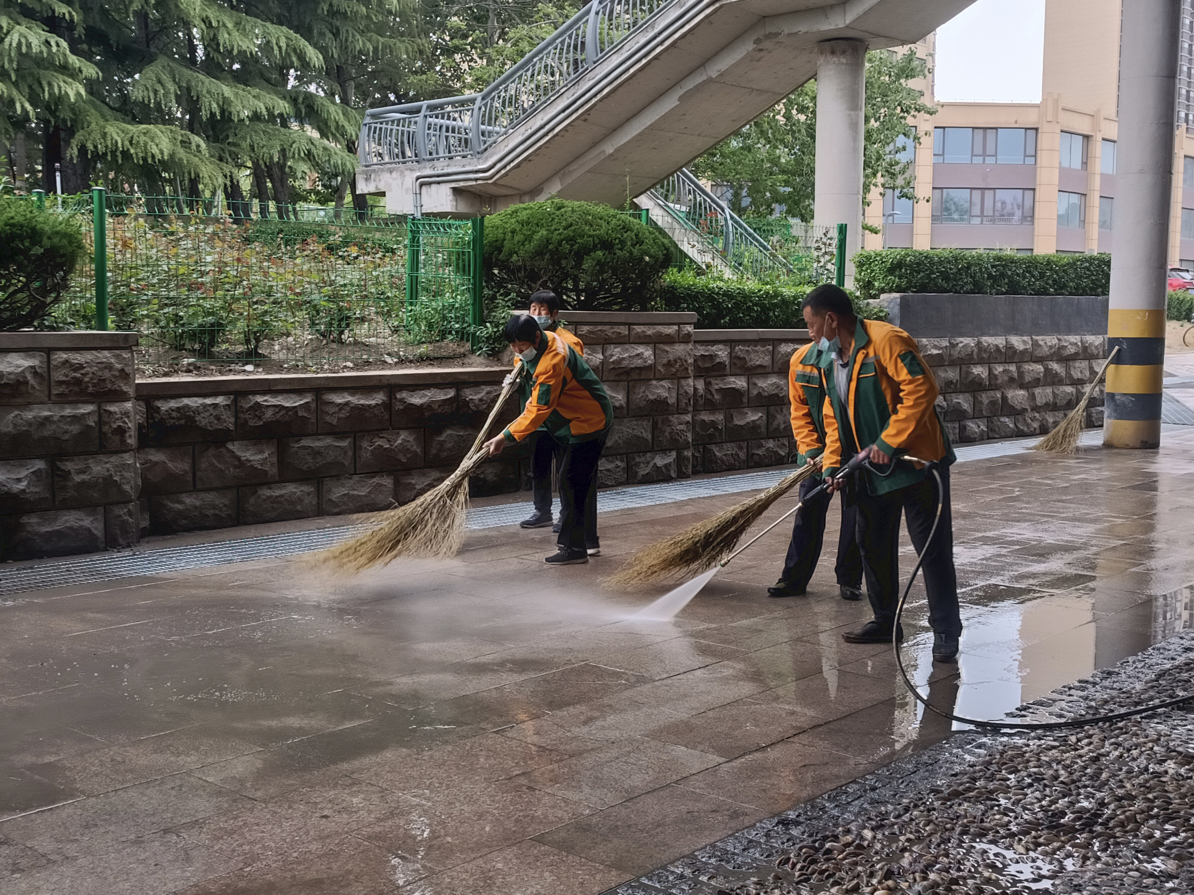 多措并舉治“飛絮”  綠化工人戰“春雪”—市園林環(huán)衛集團“五項措施”助力我市“潤空行動(dòng)”